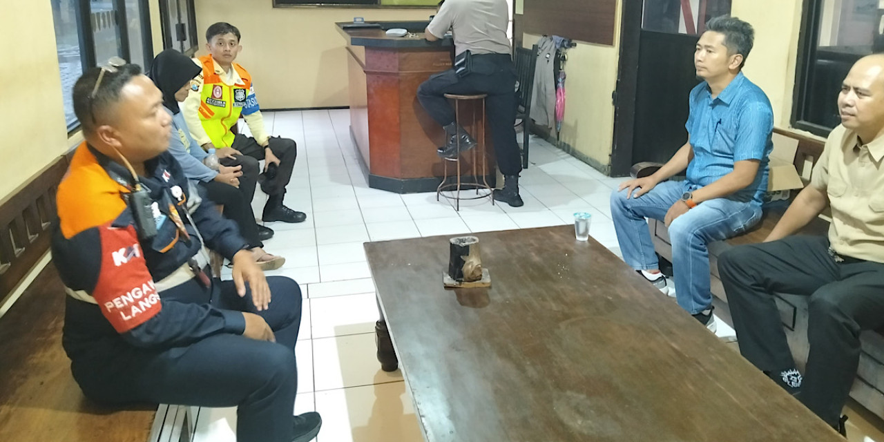 Pelaku percobaan bunuh diri saat diantar ke Polsek Kertosono. (Foto: KAI Daop 7 Madiun/jatimnow.com)