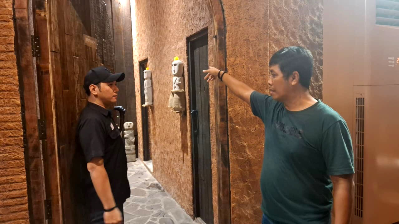 Casbar Surabaya diprotes warga soal kebisingan. Meski berizin lengkap, bisnis hiburan malam ini merugi puluhan juta akibat penurunan pengunjung. (Foto/jatimnow.com)