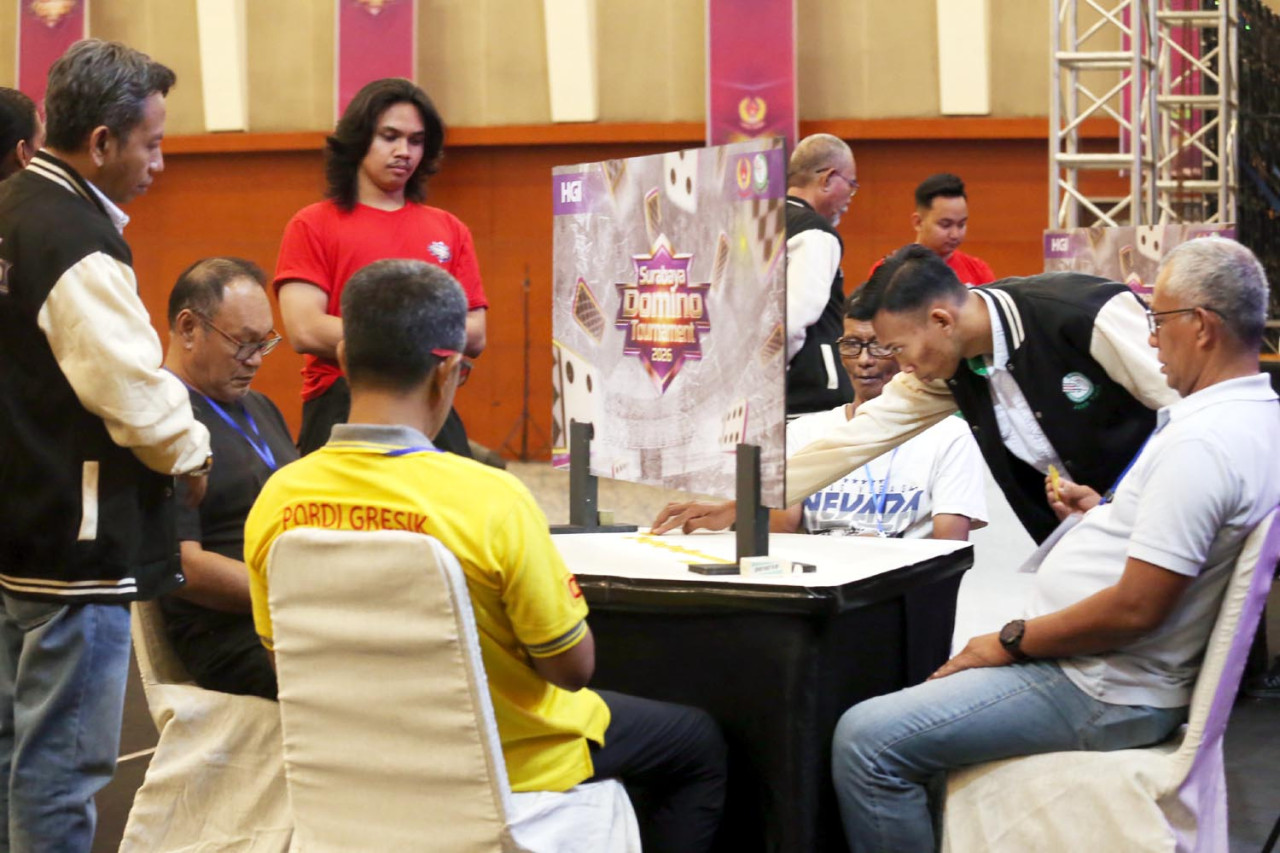 Pasangan Syaifuddin dan Erman dari Gardu 2 Gresik, berhadapan dengan Muslim H. dan Arnas dari Smansa Makassar, pada babak final Surabaya Domino Tournament 2026 di Surabaya, di Grand City Surabaya, Minggu (19/4/2026) malam. (Foto: Ali Masduki/jatimnow.com)