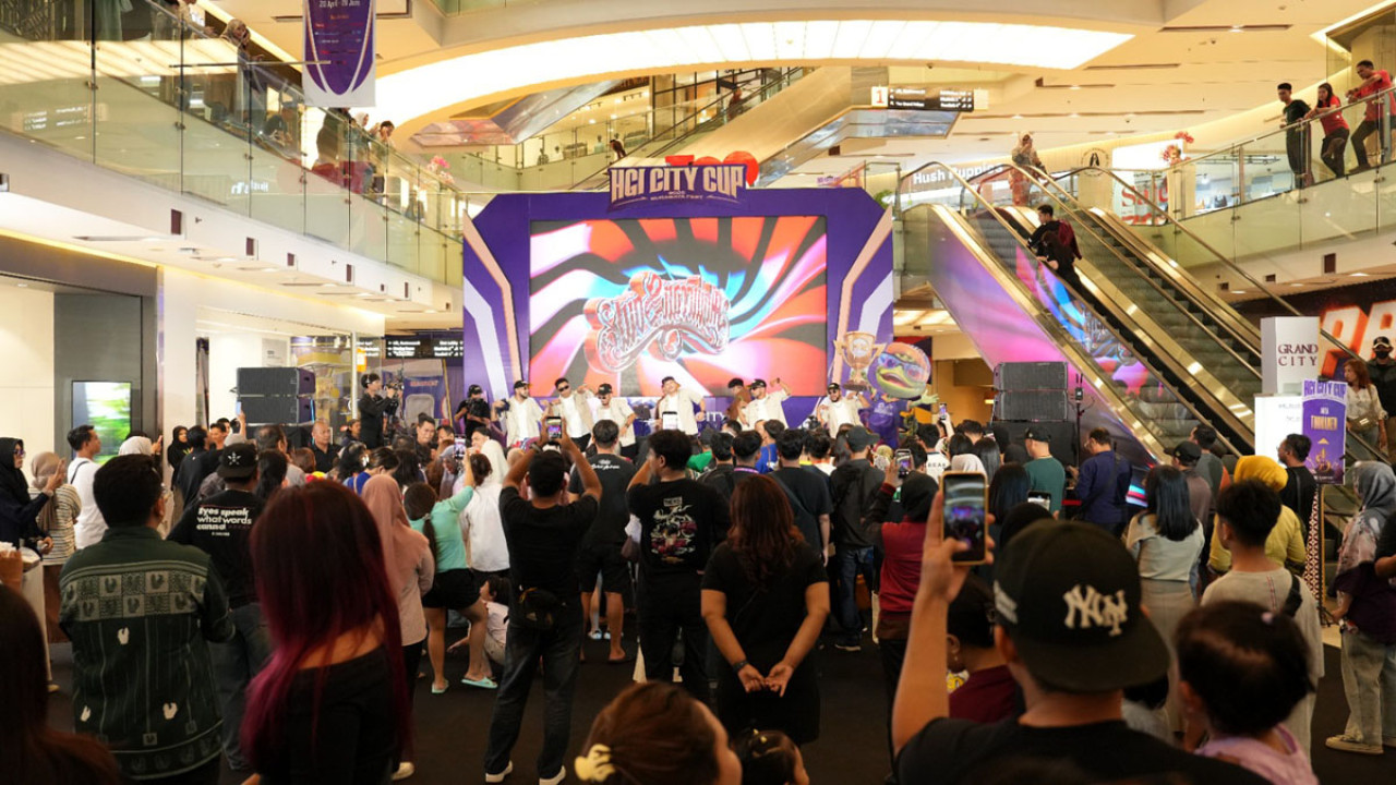 Performa enerjik Mollucan Soul menghidupkan gelaran HGI City Cup 2026 Surabaya Fest di Grand City Mall. (Foto: Ali Masduki/jatimnow.com)