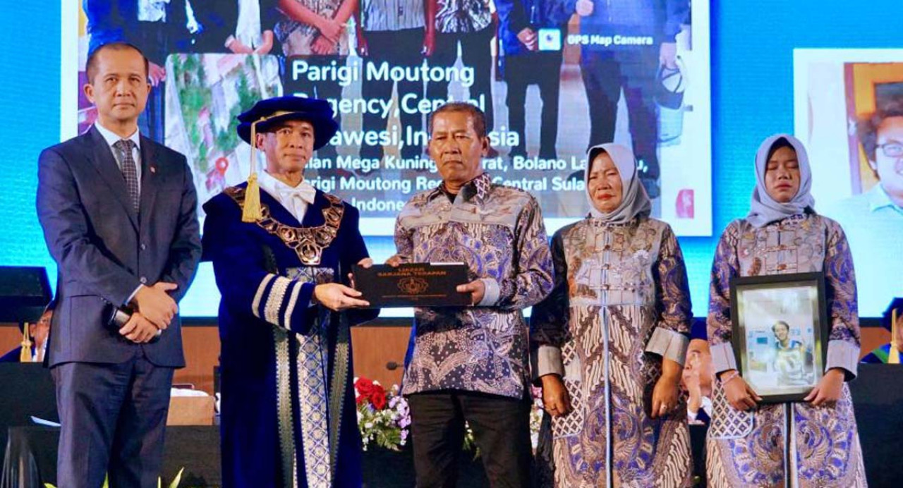 Menteri Transmigrasi RI, Muhammad Iftitah Sulaiman Suryanagara (kiri) bersama Rektor ITS Prof. Bambang Pramujati, menyerahkan ijazah kepada orang tua almarhum Abdul Rohid dalam Wisuda ke-133 ITS. (Foto: Humas ITS for jatimnow.com)