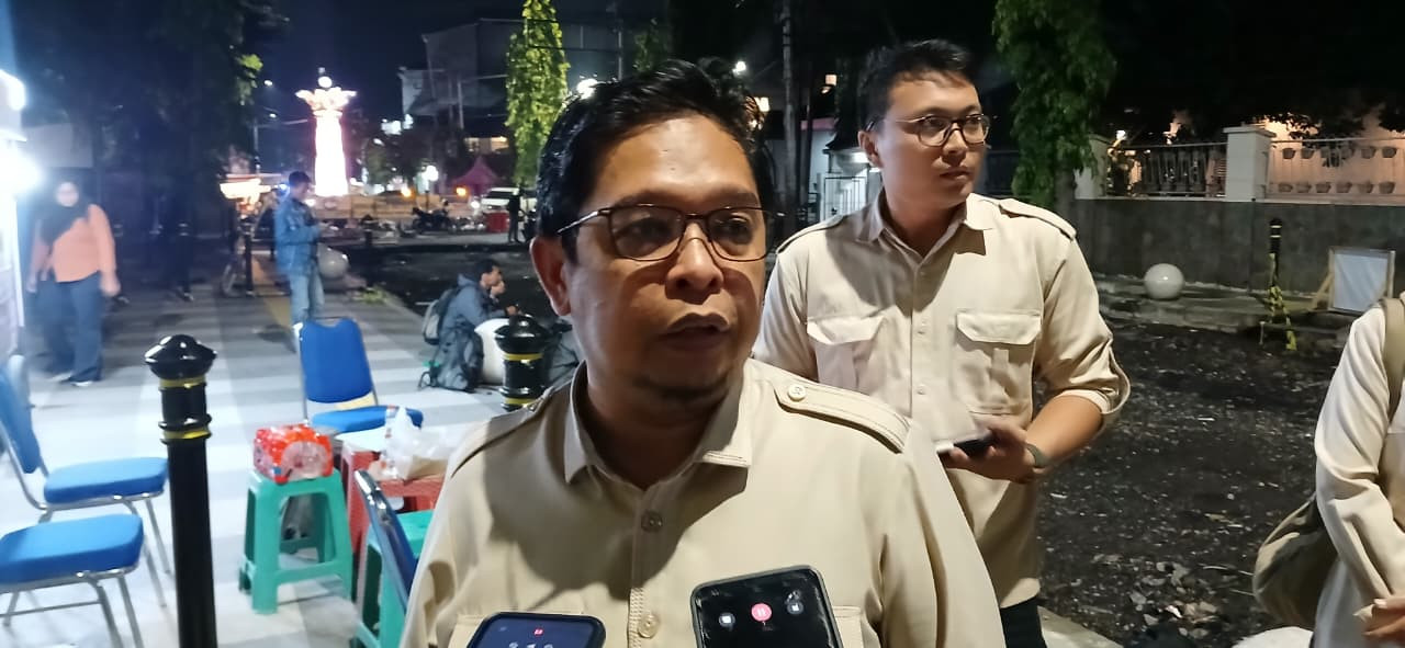 Plt. Kepala Dinas PUPR Jember Arif Liyantono meninjau revitalisasi food street yang terletak di Jalan Kartini. (Foto: Diskominfo Jember for jatimnow.com)