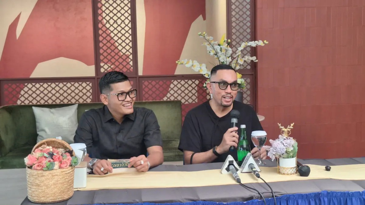 Wakil Ketua Komisi III DPR RI, Ahmad Sahroni (kanan) memaparkan kasus penipuan yang dialaminya. (Foto: Tim Ahmad Sahroni for jatimnow.com)