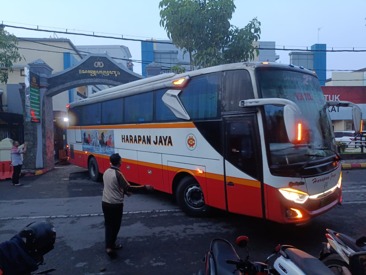 Bus yang mengangkut pejabat Pemkab Tulungagung ke Surabaya. (Foto: Bramanta/jatimnow.com)