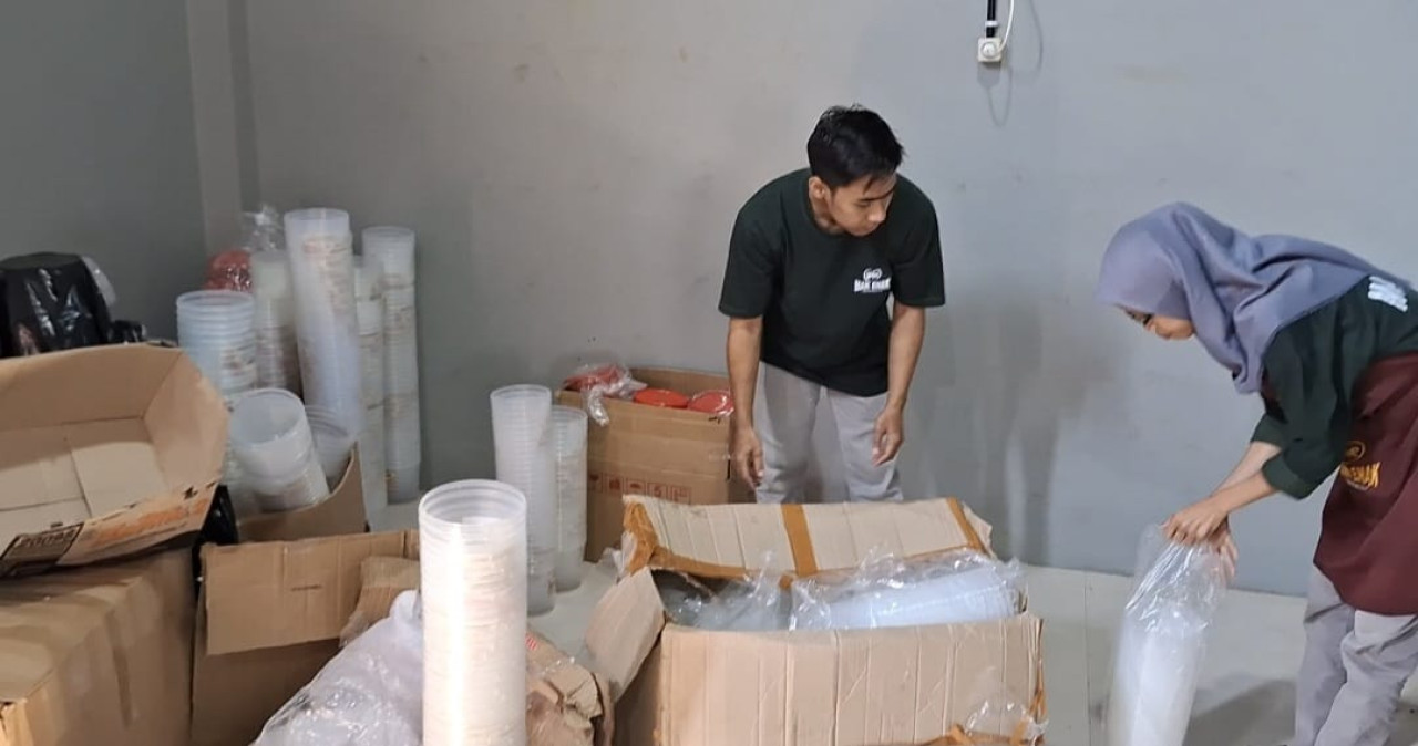 Aktivitas salah satu pedagang plastik di Jember. (Foto: Sugianto/jatimnow.com)
