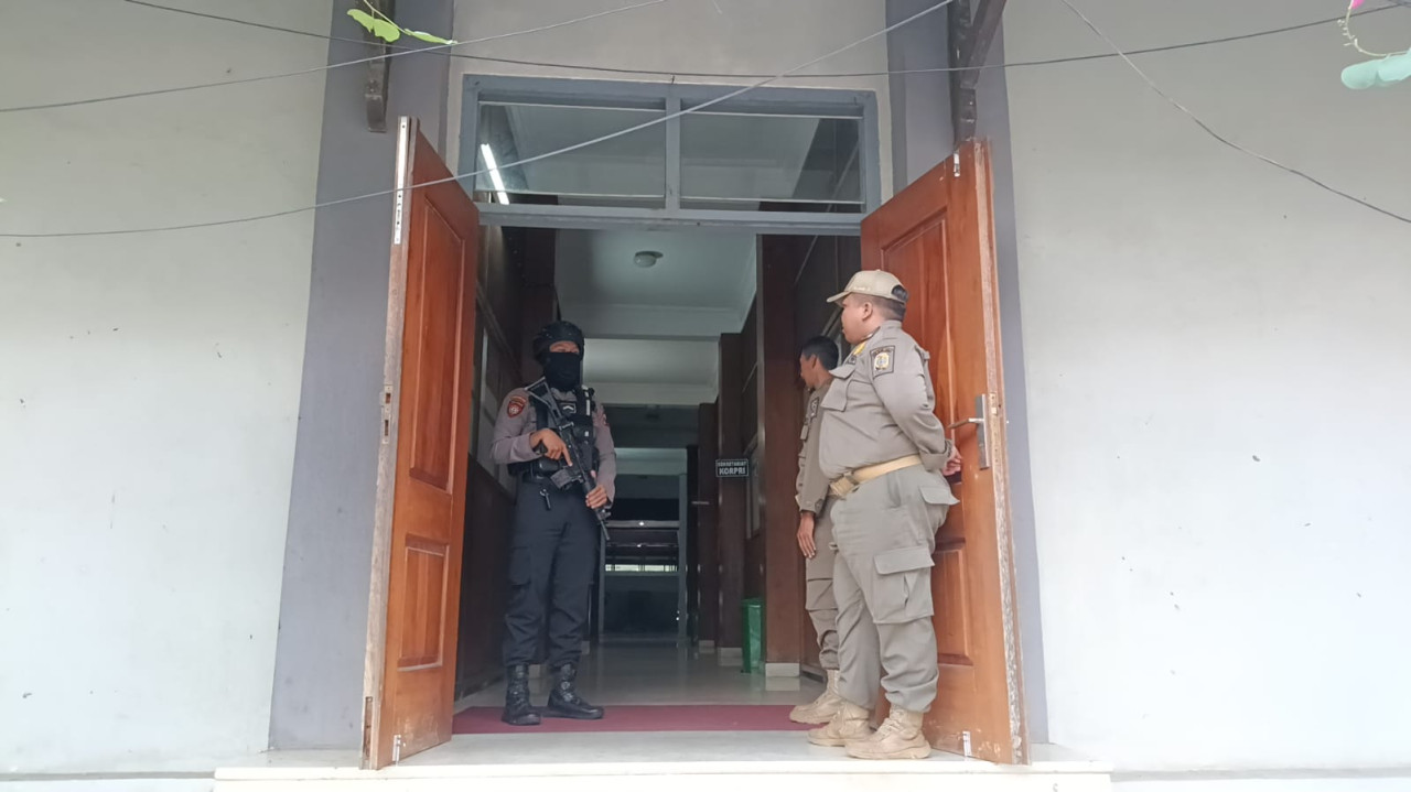 Kepolisian hingga Satpol PP ditugaskan untuk mensterilkan area yang digeledah KPK (foto: Bramanta/jatimnow.com)