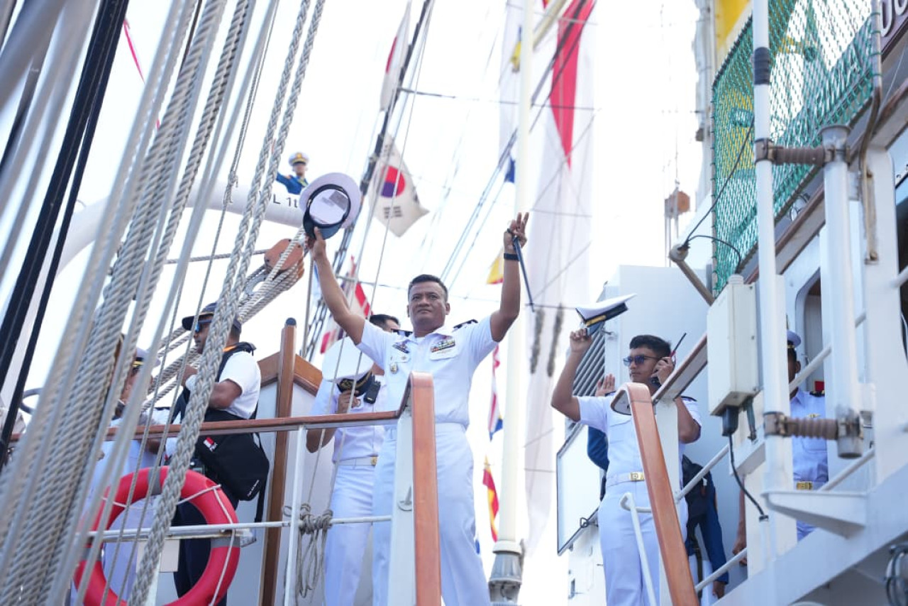 Kru KRI Bima Suci saat meninggalkan Colombo, Sri Langka. (Foto: Koarmada II for jatimnow.com)