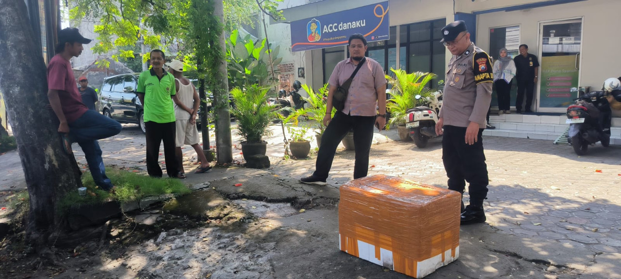 Paket misterius yang diletakkan di depan kantor leasing di Tulungagung. (Foto: Bramanta/jatimnow.com)