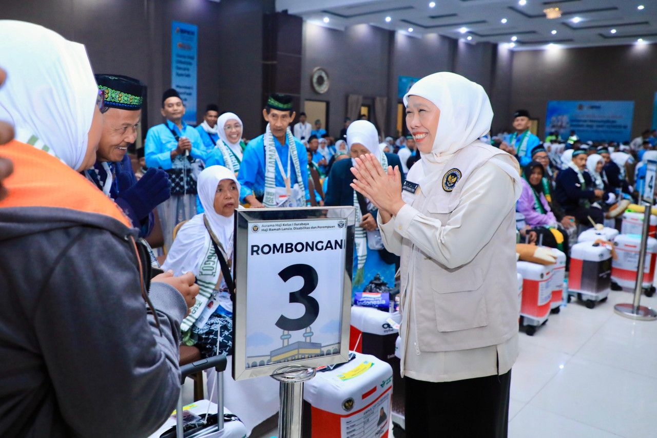 Gubernur Jatim Khofifah Indar Parawansa lepas keberangkatan jemaah haji Embarkasi Surabaya. (Foto: Humas Pemprov Jatim for jatimnow.com)
