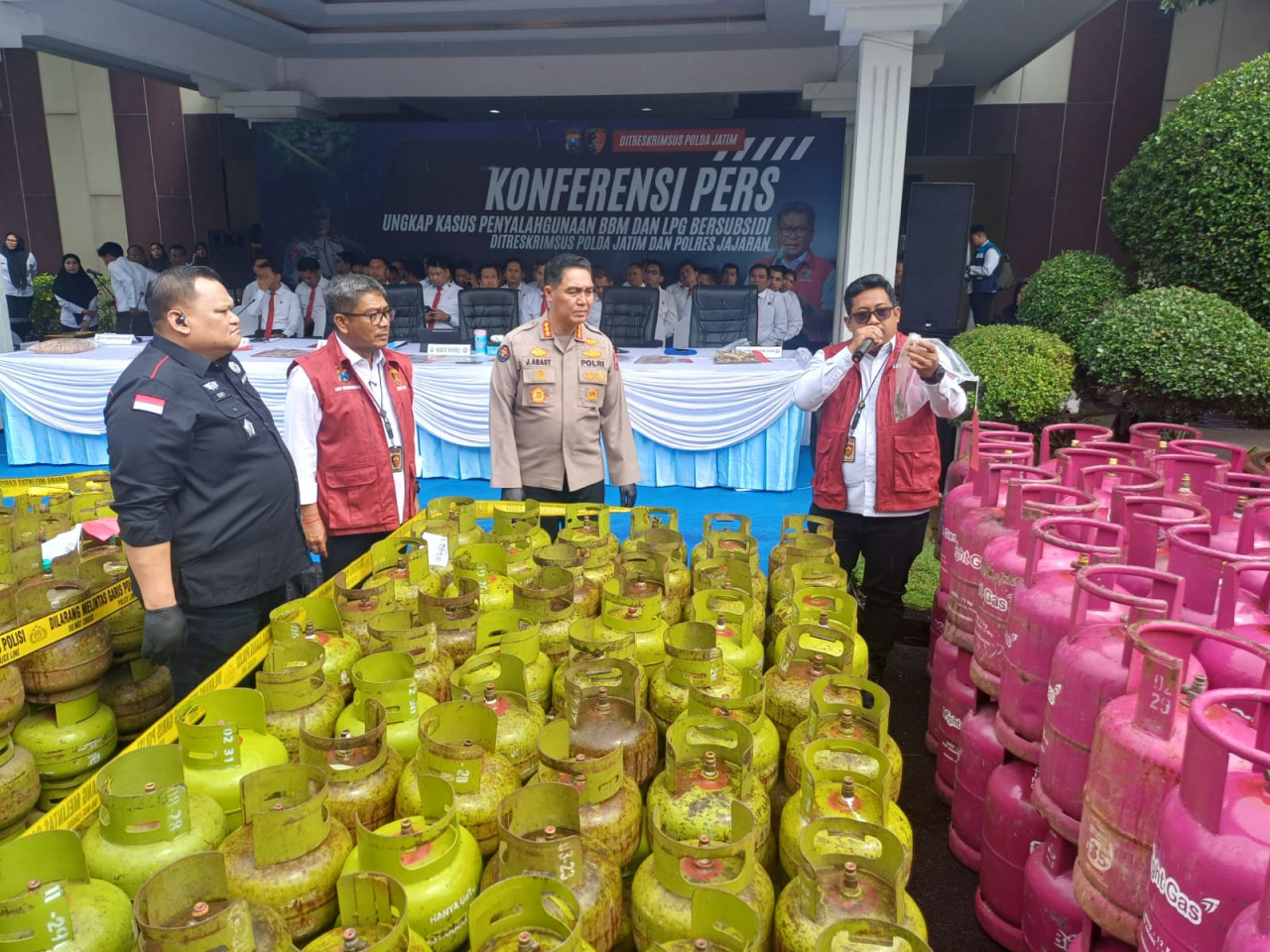 Barang bukti kasus penyelewengan BBM dan LPG di Jatim. (Foto: Humas Polda Jatim for jatimnow.com)