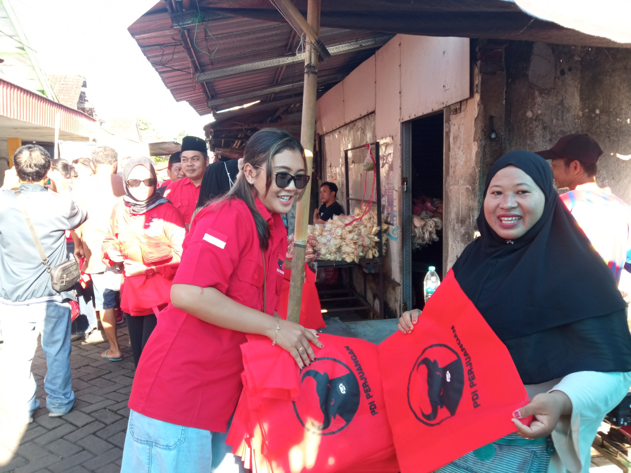 Harga Plastik Naik, PDIP Jember Ajak Warga Bawa Kantong Belanja Sendiri