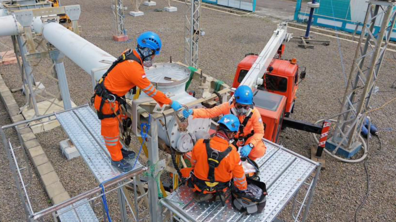 Proses penggantian komponen vital air bushing 500 kV phase T Bay MTR#6 di Gas Insulated Substation Tegangan Ekstra Tinggi (GISTET) Paiton (Foto: PLN UIT JBM for jatimnow.com)