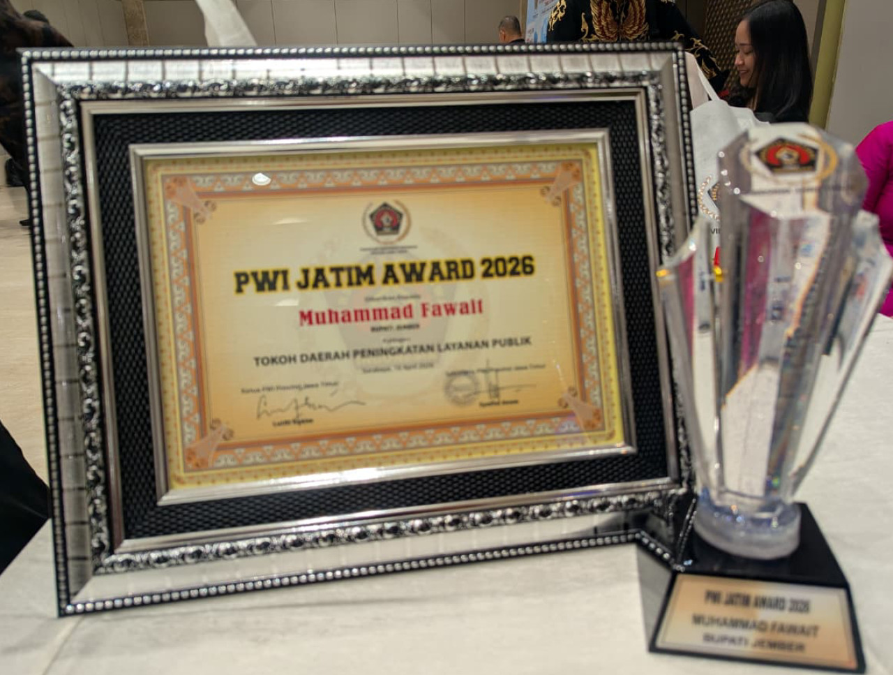 Trofi PWI Award untuk Bupati Jember Gus Fawait. (Foto: Diskominfo Jember for jatimnow.com)