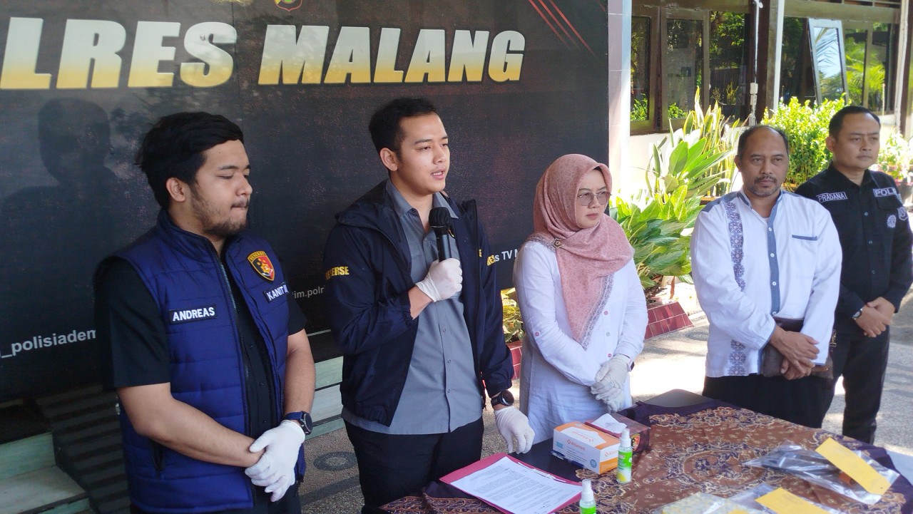 Pengungkapan kasus pengoplosan LPG 3 kilogram ke 12 kilogram oleh Polres Malang (Foto: Aris/jatimnow.com)