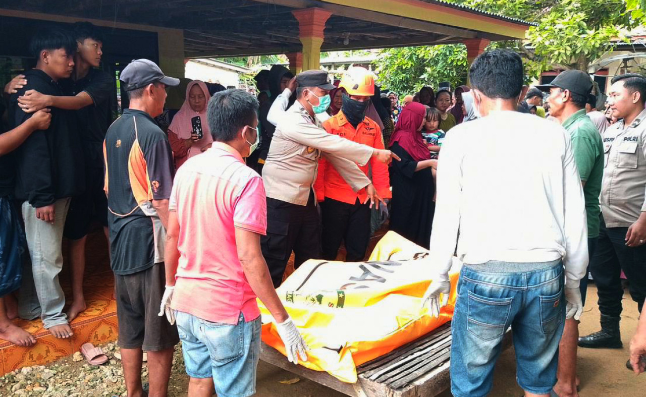 Tim SAR gabungan berhasil mengevakuasi jenazah Jumaiya dari dalam sumur. (Foto: Basarnas Surabaya for jatimnow.com)