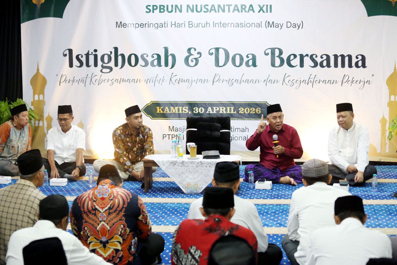 Istighosah dan doa bersama dalam rangka peringatan May Day 2026 di Masjid Husnul Khatimah, Surabaya, Kamis (30/4). (Foto: Ali Masduki/jatimnow.com)