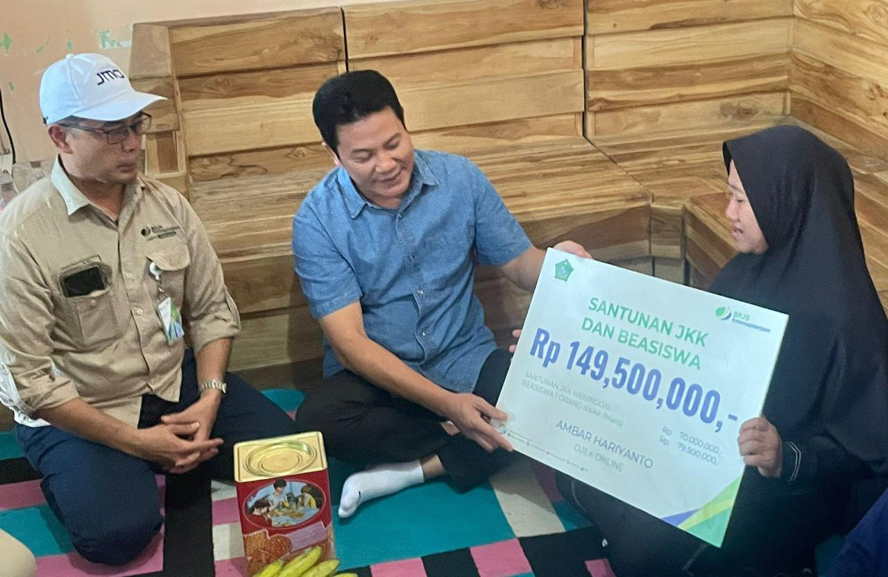 Bupati Sidoarjo serahkan santunan BPJS Ketenagakerjaan Rp149,5 juta bagi keluarga ojol yang wafat kecelakaan. (Foto: BPJamsostek for jatimnow.com)