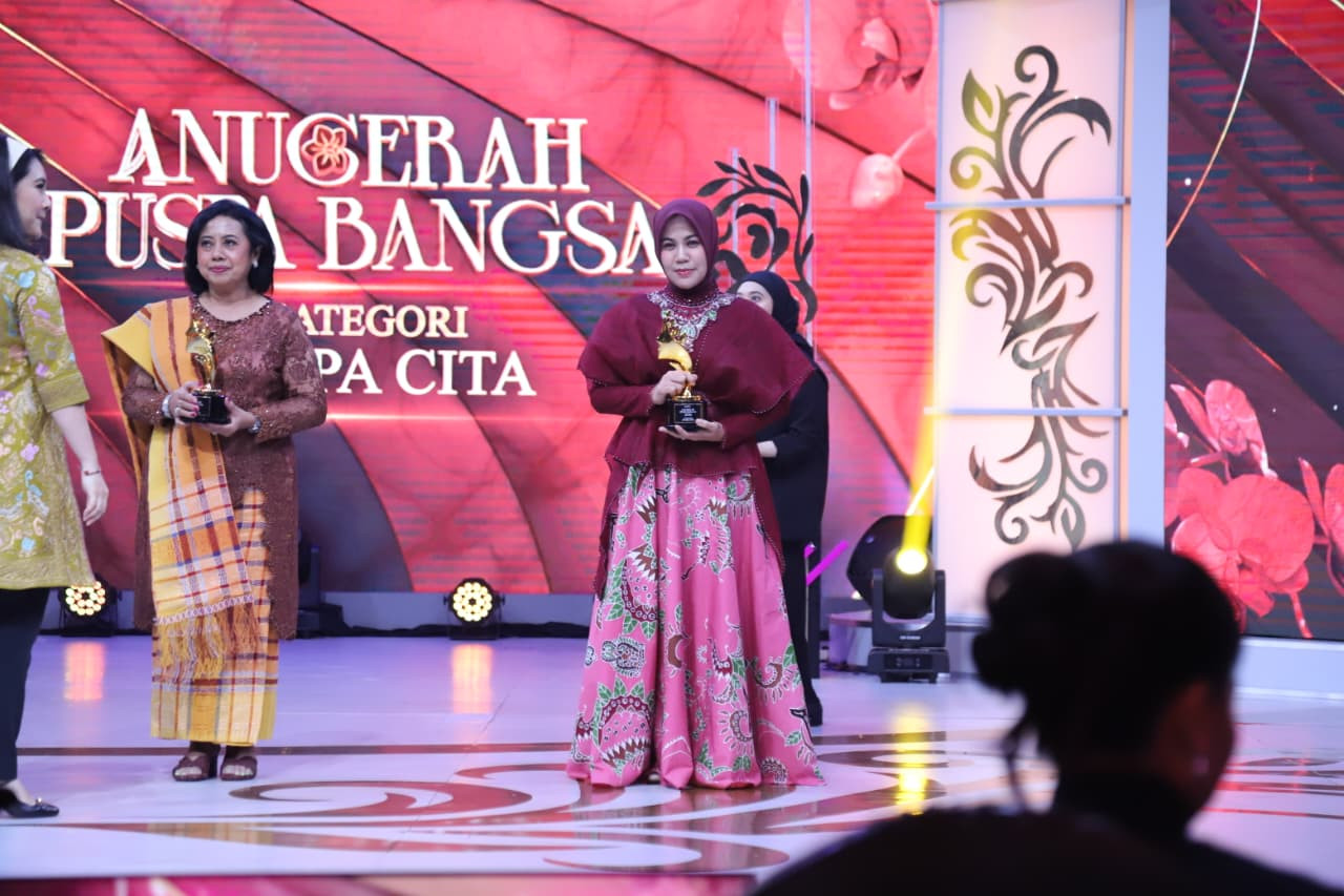 Ning Ghyta Eka Puspita mengenakan batik khas Jember. (Diskominfo Jember/jatimnow.com)
