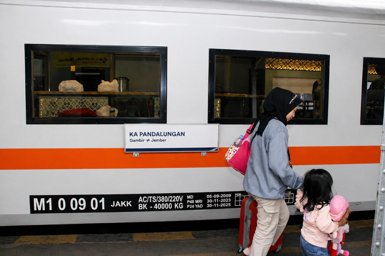 Penumpang turun dari Kereta Api Pandalungan. (Foto: Humas Daop 9 Jember/jatimnow.com)