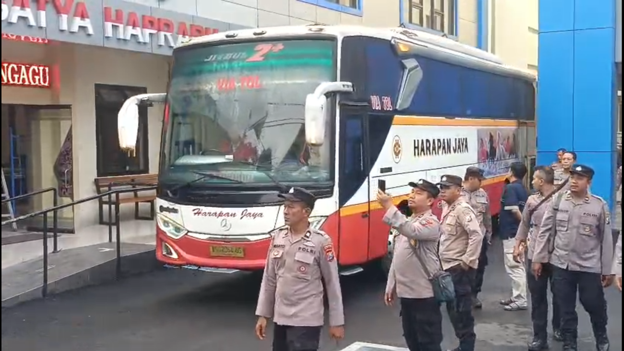 Bus yang membawa rombongan pejabat Tulungagung ke Surabaya. (Foto: Bramanta/jatimnow.com)