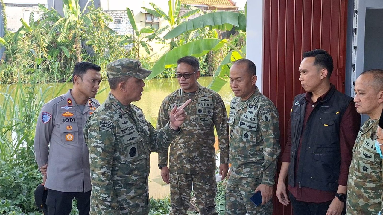 Pangdam V/Brawijaya, Mayjen TNI Rudy Saladin didampingi Damdim, Wabup dan Wakapolres Lamongan menknjau KMP Sukorejo. (Foto: Adyad Ammy Iffansah/jatimnow.com)