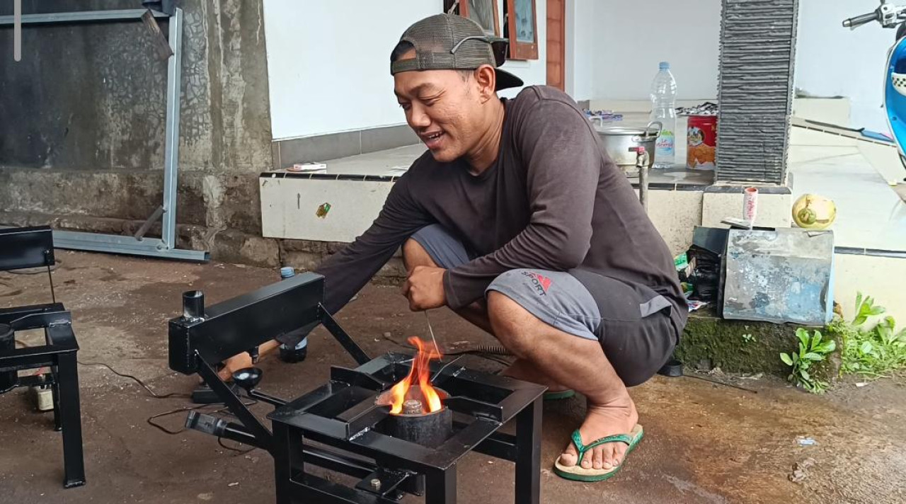 Resah Dengan Kelangkaan Gas LPG, Warga Blitar Ini Buat Kompor Bahan Bakar Limbah