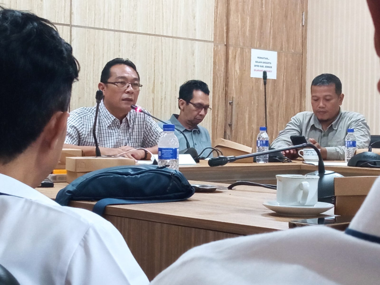 Komisi C DPRD Jember saat RDP dengan Gapensi Jember. (Foto: Sugianto/jatimnow.com)