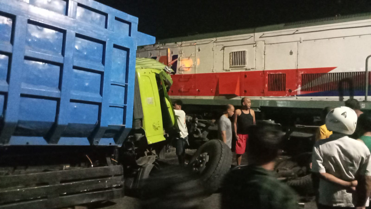 Dump truck yang tertabrak kereta api Dhoho di Blitar. (Foto: Bramanta/jatimnow.com)