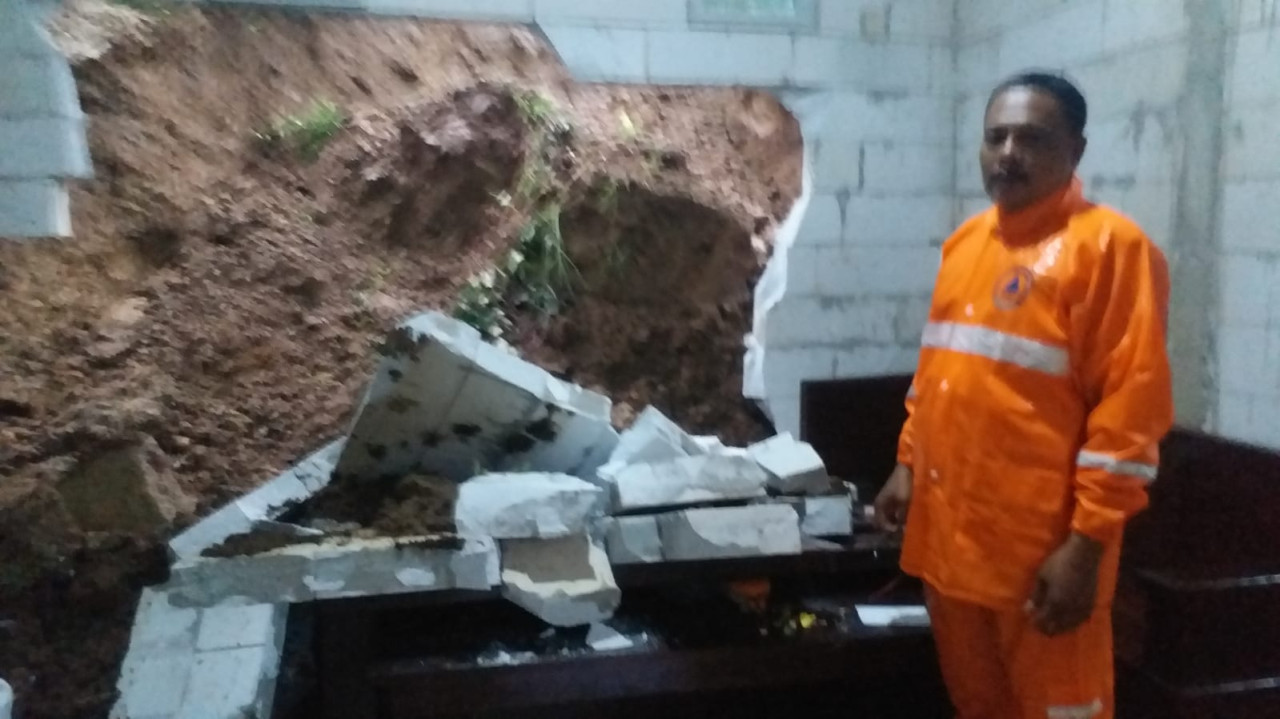 Kondisi rumah warga yang jebol akibat longsor. (Foto: BPBD Tulungagung/jatimnow.com)