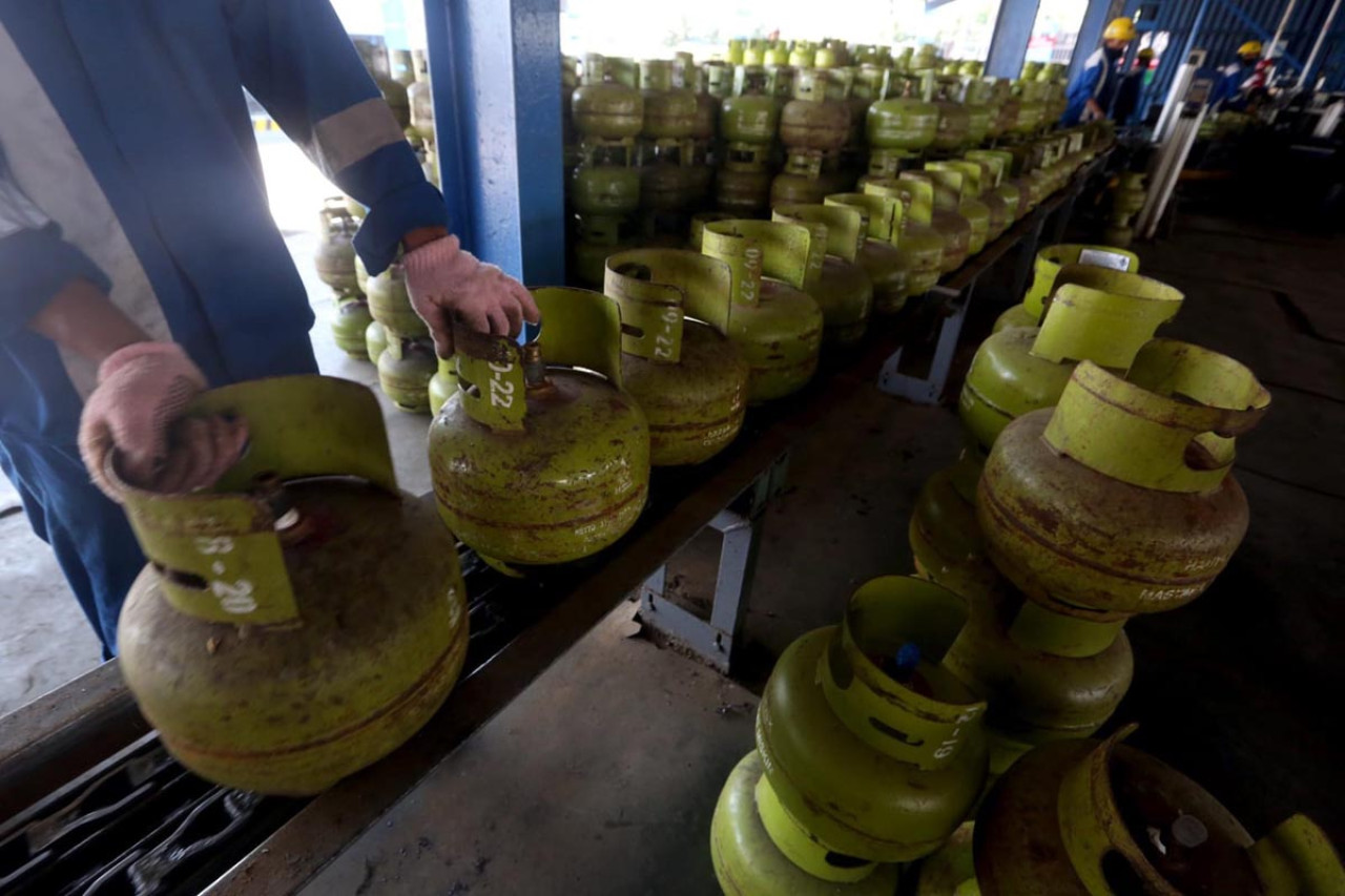 Pertamina Patra Niaga menambah pasokan LPG hingga 49% di Jawa Timur guna mengantisipasi lonjakan konsumsi selama libur panjang Paskah 2026. (Foto: Ali Masduki/jatimnow.com)