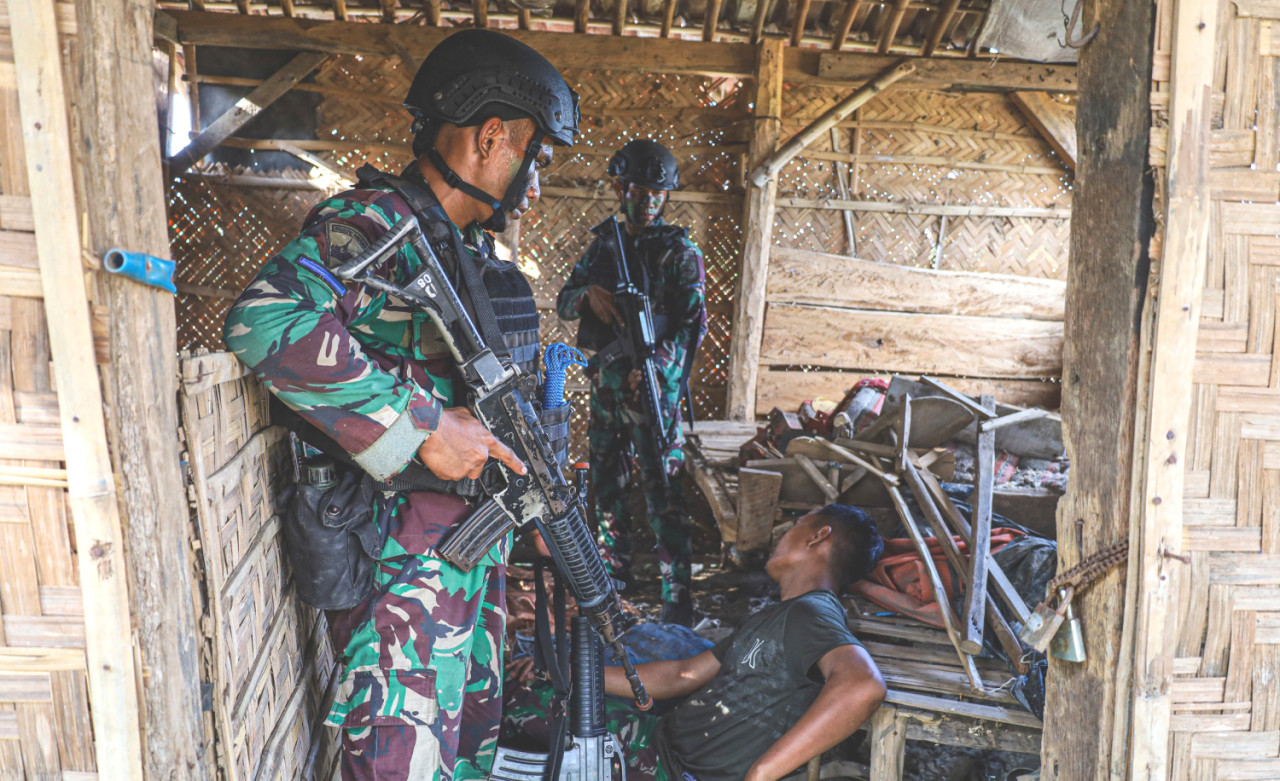 Prajurit Yonif 3 Marinir mempraktikkan teknik penyergapan kilat untuk menghancurkan kedudukan lawan yang tersebar di medan ekstrem Baluran pada Rabu (08/04/2026). (Foto: Dispen Kormar for jatimnow.com)