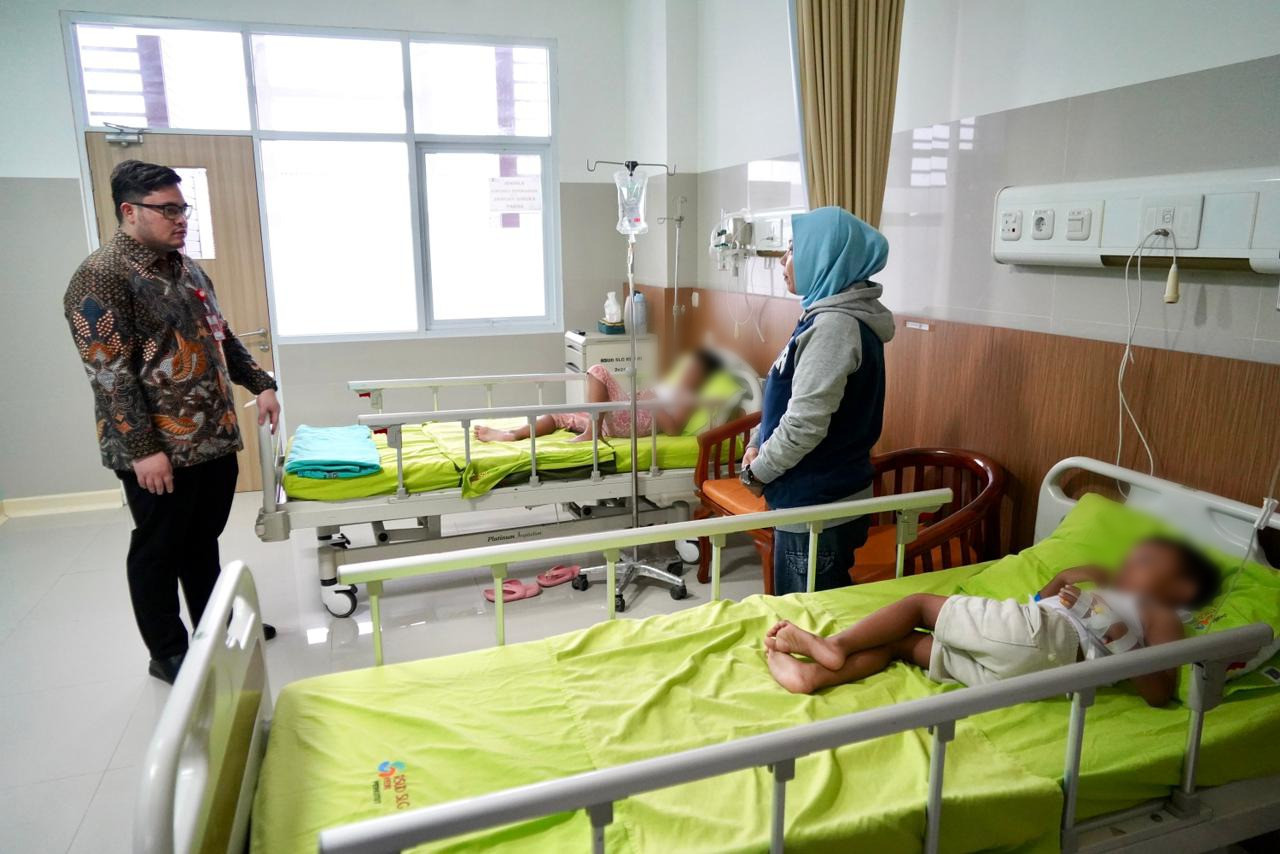 Mas Dhito saat menjenguk siswa diduga keracunan MBG di Kediri. (Foto: Pemkab Kediri/jatimnow.com)