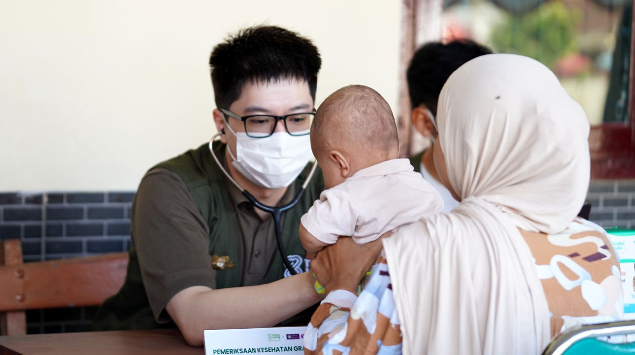 Tenaga medis melakukan pemeriksaan kesehatan bayi dalam kegiatan edukasi dan pendampingan ibu menyusui yang digelar Mom Uung bersama tim kesehatan di Pulau Kangean, Sumenep. (Foto: Mom Uung for jatimnow.com)