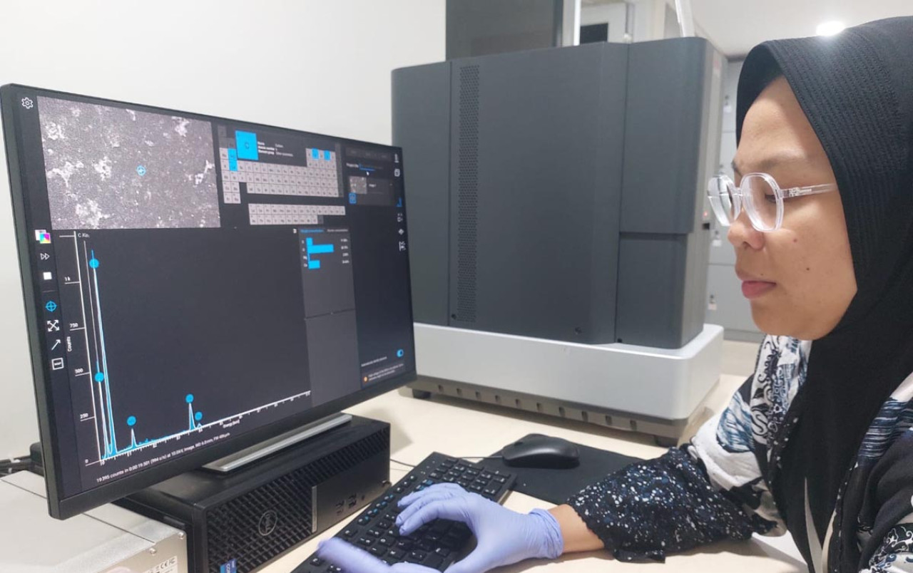 Sofi Azilan Aini peneliti nanoplastik dalam sel darah sedang melakukan analisis unsur kimia dalam material dengan menggunakan Mikroskop Elektron di Scientific Imaging Centre ITB. (Foto: Ecoton for jatimnow.com)