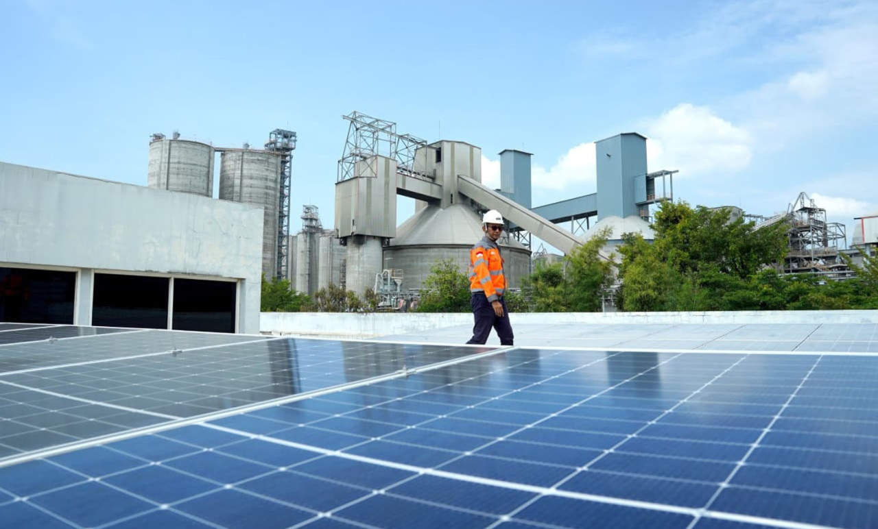 Fasilitas panel surya di atap gedung utama kantor SBI Pabrik Tuban, Jawa Timur, sebagai bagian dari upaya transisi menuju energi hijau. (Foto: SIG for jatimnow.com)