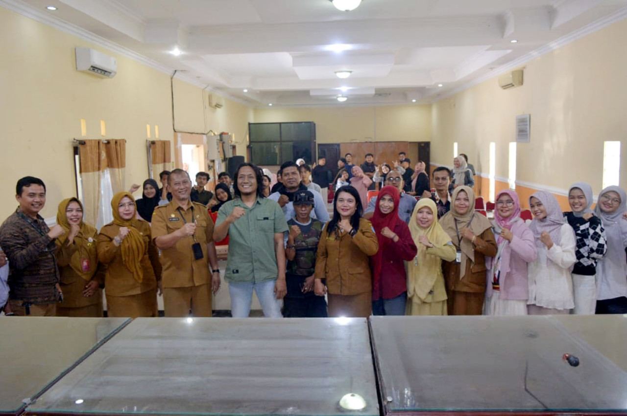 Peserta pelatihan jurnalistik berfoto bersama usai kegiatan peningkatan literasi digital yang digelar di Aula Hayam Wuruk Bangkesbangpol Kota Probolinggo, Selasa (28/4/2026). (Foto: Ainul Yakin for jatimnow.com)