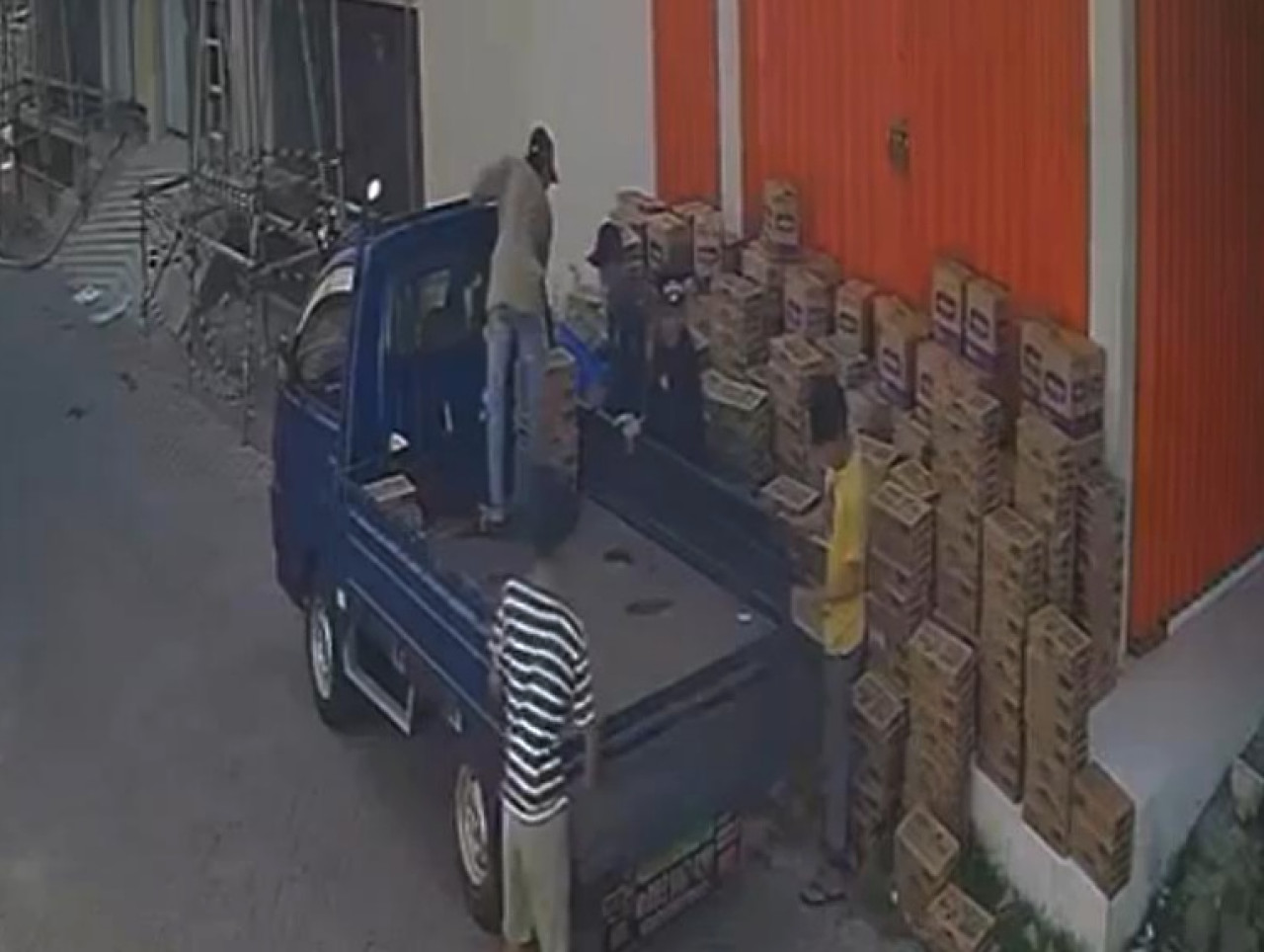 Tangkapan layar rekaman CCTV saat barang pesanan susu dan minyak goreng diturunkan di Jalan Leran, Kecamatan Manyar, Gresik. (Foto: Humas Polres Gresik/jatimnow.com)