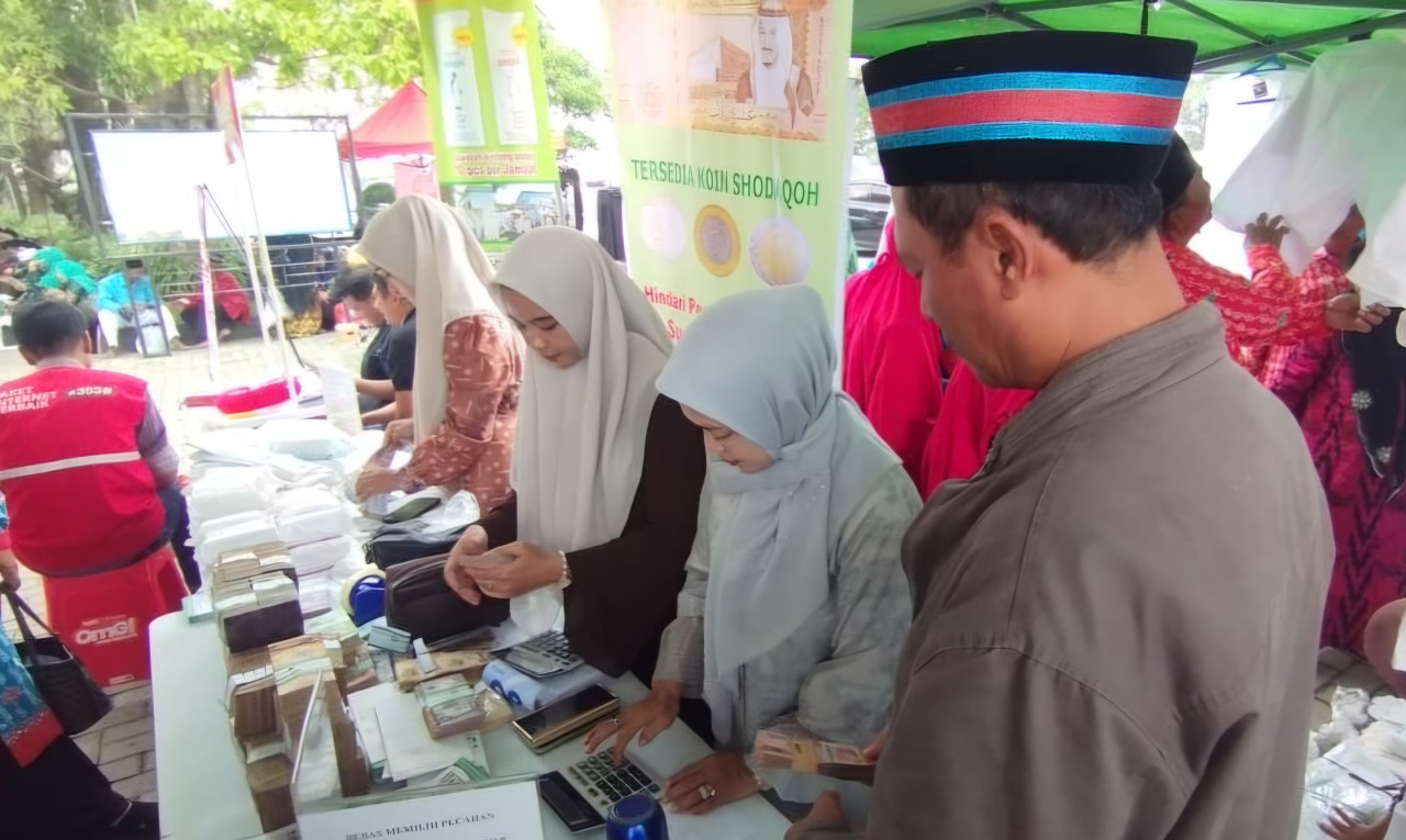 Persiapan Haji 2026: Calon Jamaah Asal Lamongan Serbu Penukaran Uang Riyal