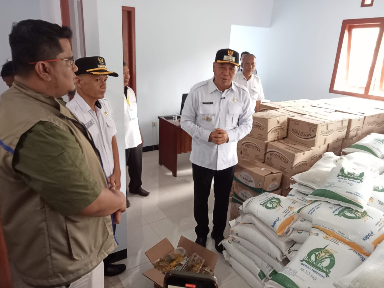 Bupati Tulungagung Gatut Sunu Wibowo saat meninjau penyaluran bantuan pangan. (Foto: Bramanta/jatimnow.com)