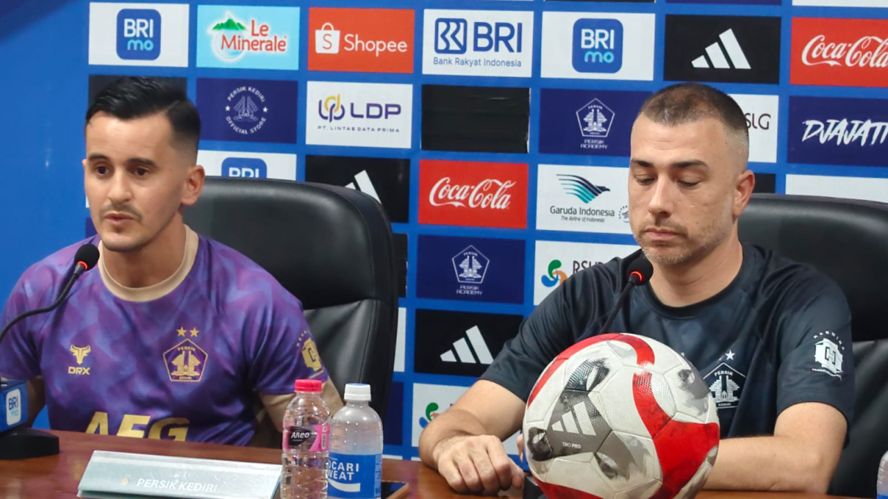 Luna dan Marcos Reina saat pre-match conference. (Foto: Persik Kediri/jatimnow.con)