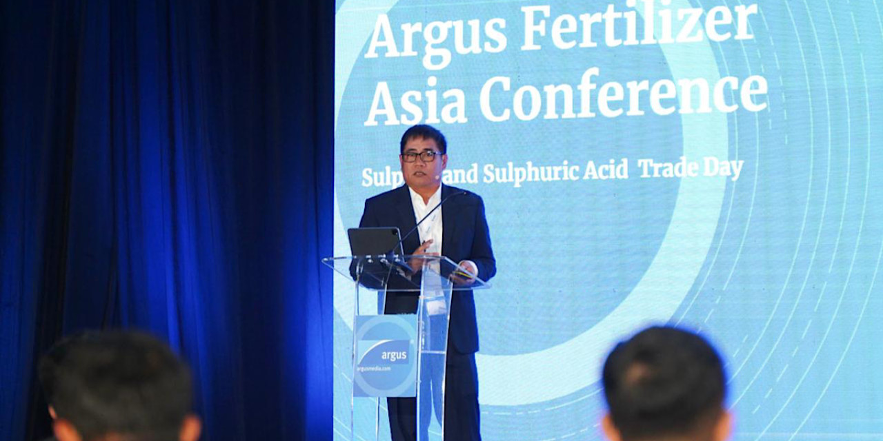 Direktur Utama Petrokimia Gresik, Daconi Khotob, menyampaikan paparan tentang strategi pengamanan pasokan bahan baku di tengah dinamika geopolitik global pada Argus Fertilizer Asia Conference 2026 di Bali. (Foto: Petrokimia Gresik for jatimnow com)