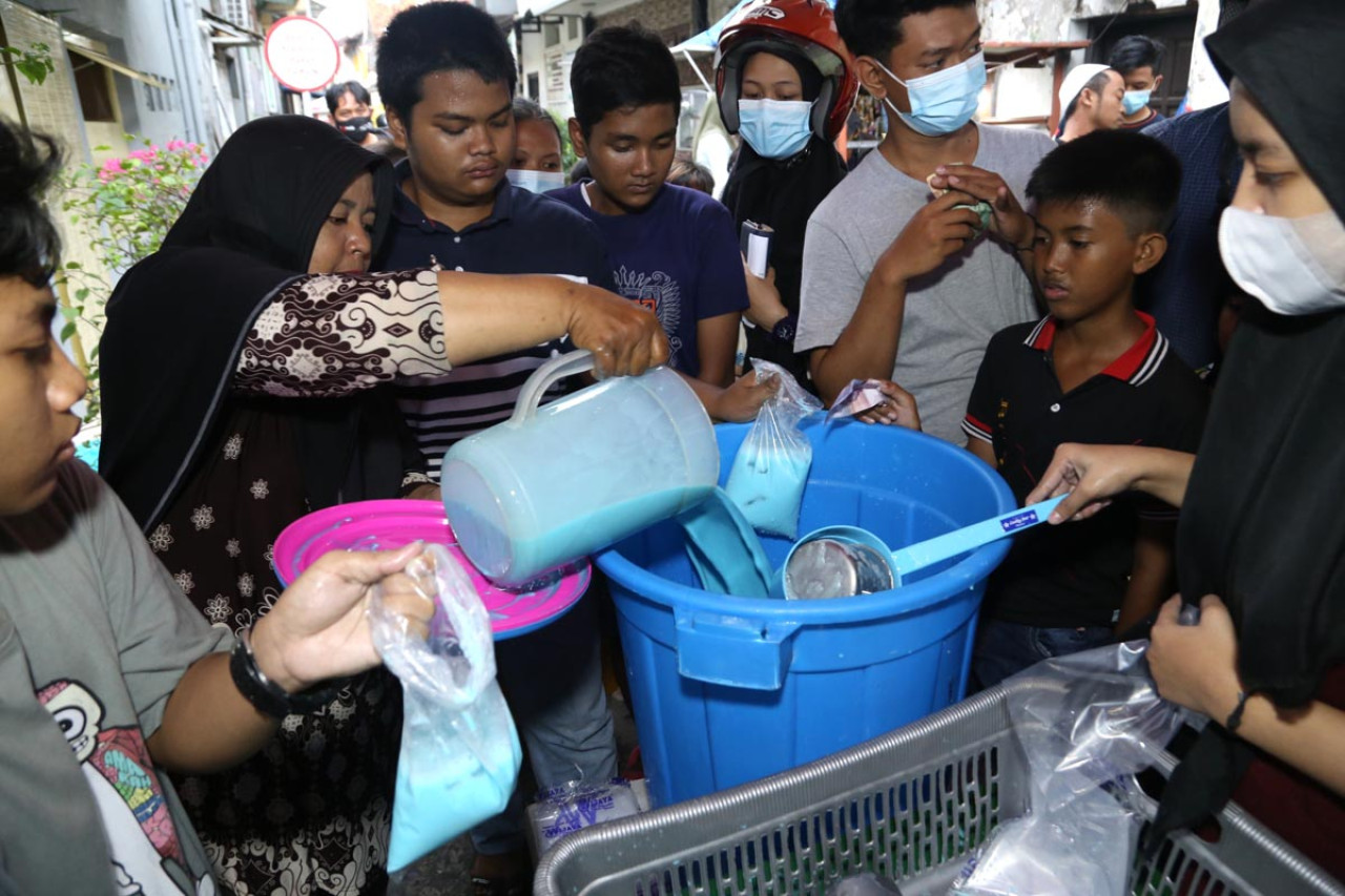 Aktivitas jual beli plastik di pasar masih tinggi meskipun harga plastik sedang melambung. (Foto: Ali Masduki/jatimnow.com)