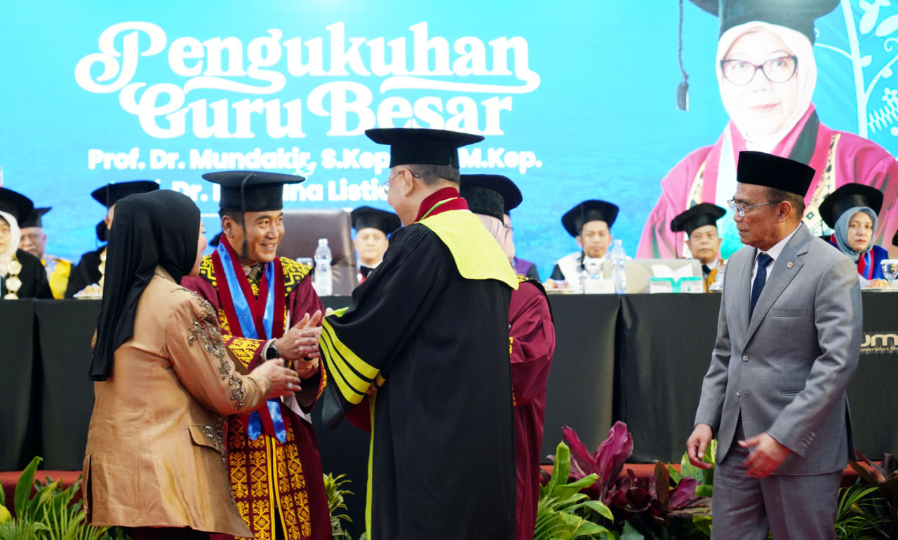 Prof Mundakir usai dikukuhkan sebagai Guru Besar Universitas Muhammadiyah Surabaya (Umsura), Kamis (30/4/2026). (Foto: Humas Umsura for jatimnow.com)