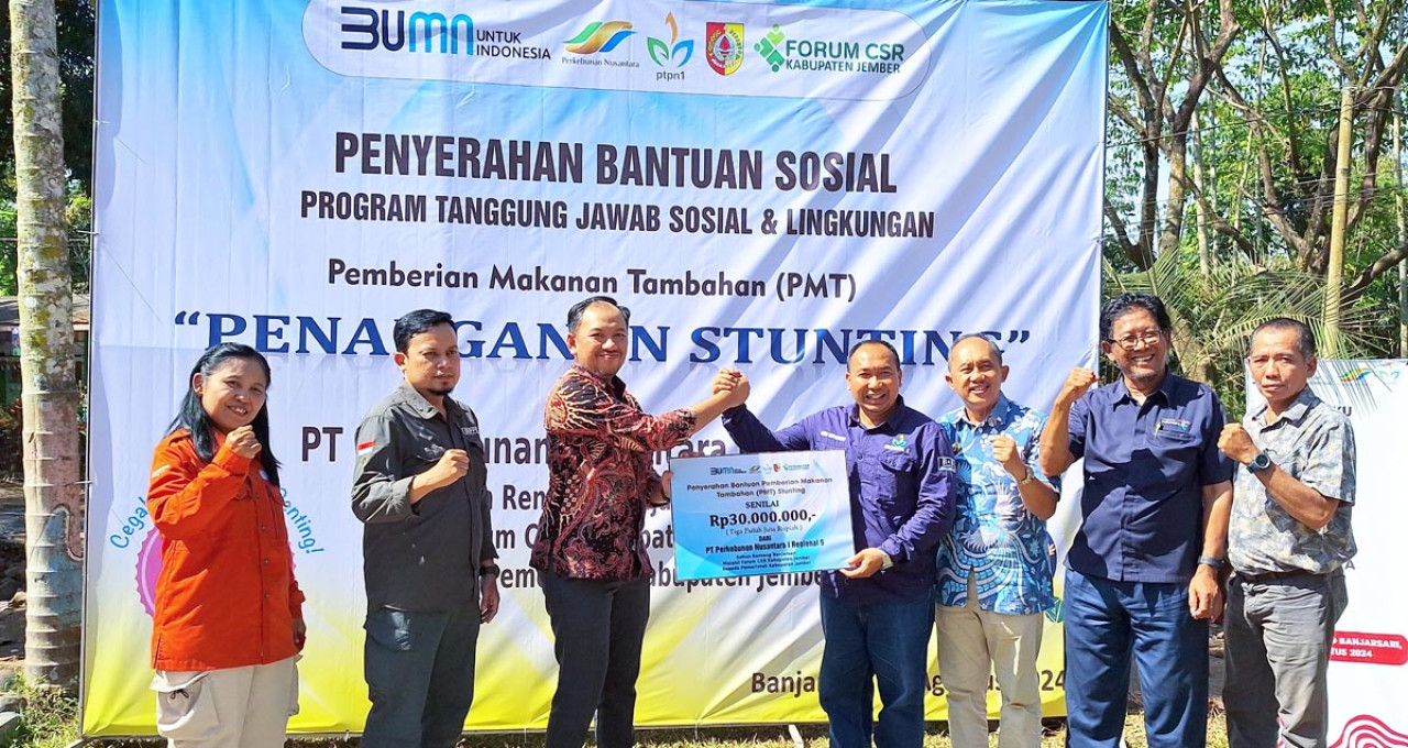 PT Perkebunan Nusantara I Regional 5 menyerahkan bantuan sosial melalui Program Tanggung Jawab Sosial dan Lingkungan (TJSL). (Foto: Humas PTPN for jatimnow.com)