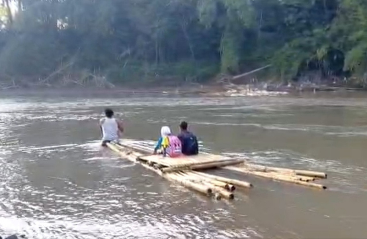 Siswa di Jember Naik Rakit ke Sekolah, Jembatan Putus Diterjang Banjir