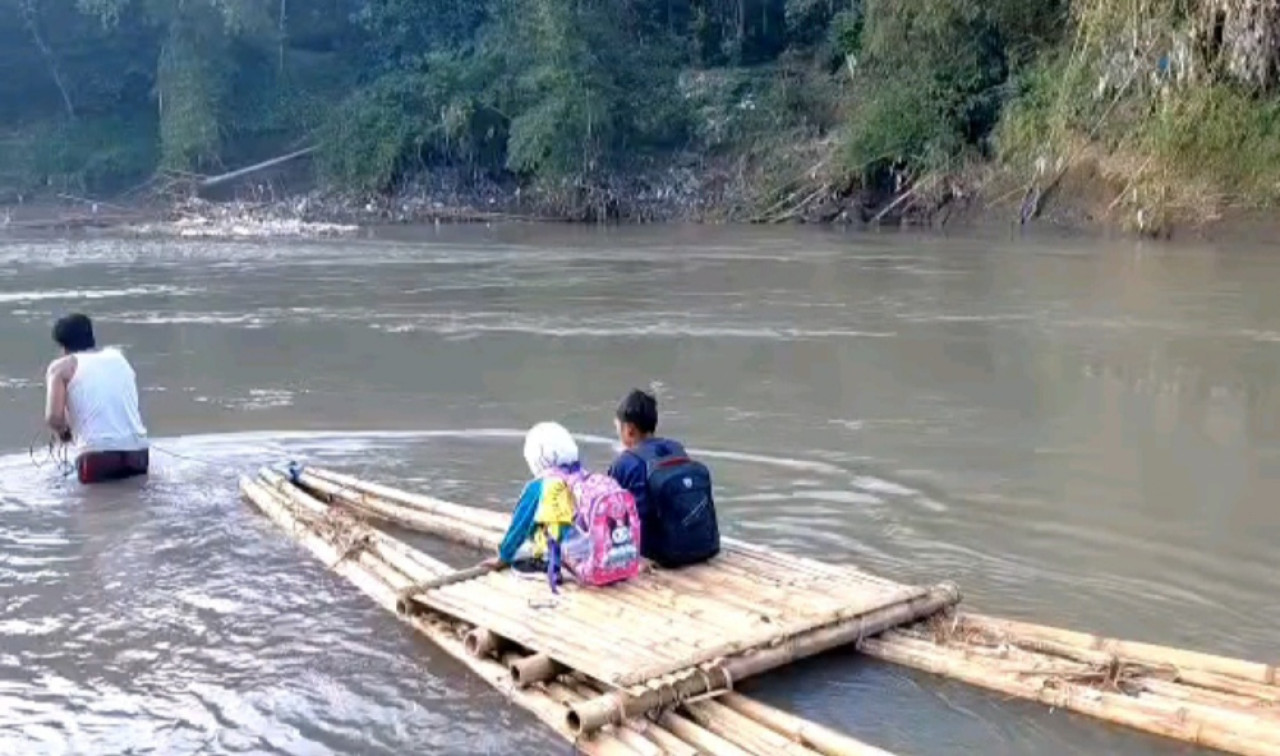 Jembatan Putus, Siswa di Jember Terpaksa Gunakan Rakit untuk Berangkat Sekolah