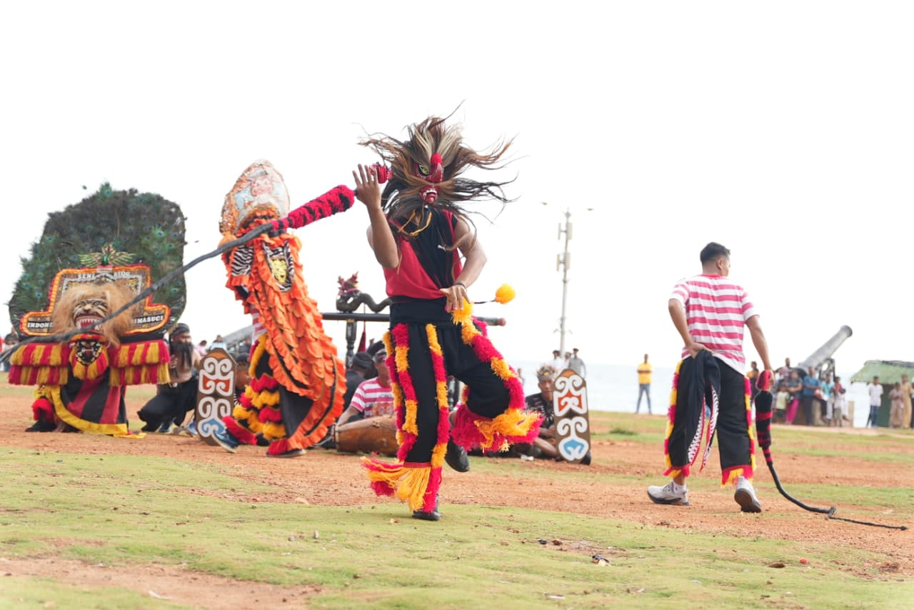 Tampilkan Reog Ponorogo, Prajurit KRI Bima Suci Sukses Pikat Warga Colombo