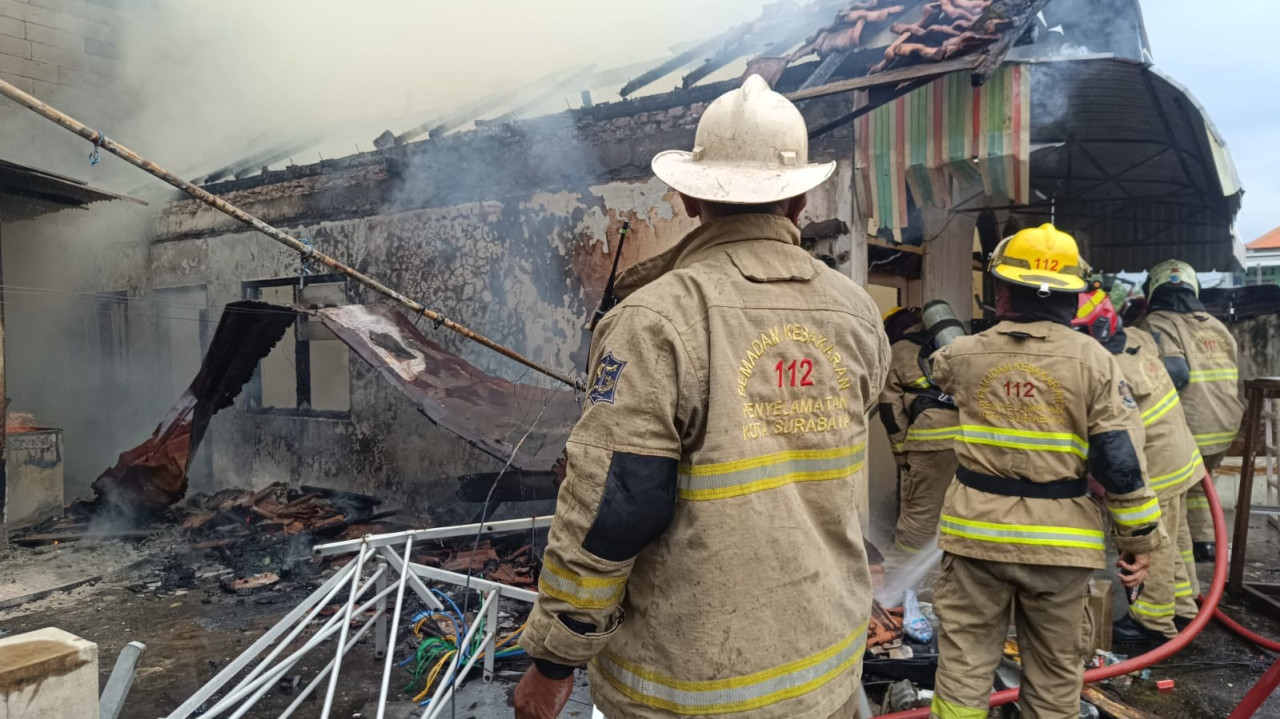 Diduga Akibat Korsleting Listrik, Rumah Dua Lantai di Petemon Surabaya Terbakar