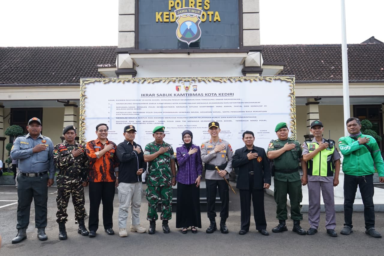 Wali Kota Kediri Vinanda Prameswati menandatangani Ikrar Sabuk Kamtibmas. (Foto: Pemkot Kediri/jatimnow.com)