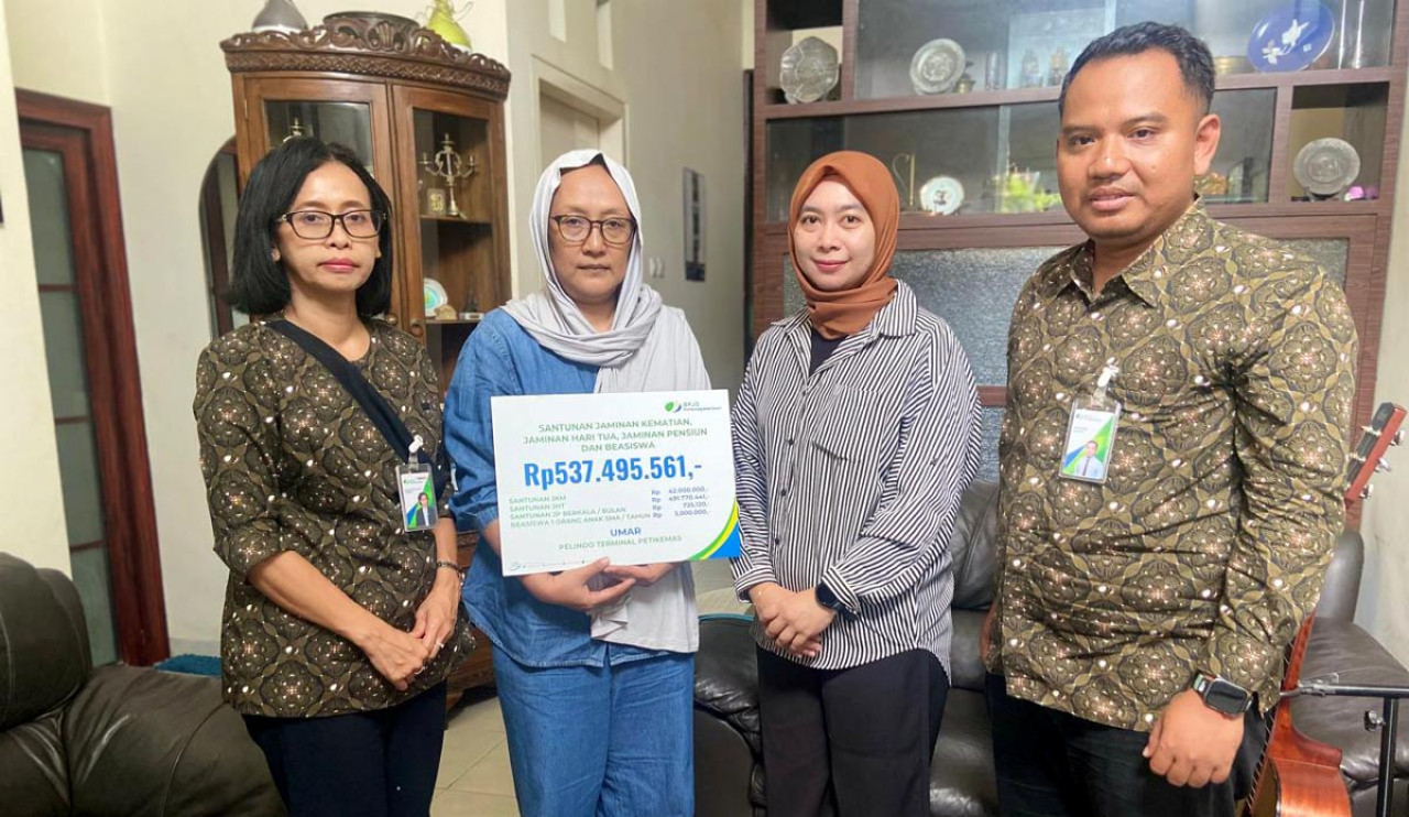 Penyerahan santunan Rp537 juta dari BPJS Ketenagakerjaan kepada keluarga almarhum Direktur Teknis PT Pelindo Petikemas. (Foto: Ali for jatimnow.com)